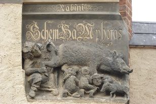 Die Wirkmacht antijüdischer Narrative im kirchlichen Kontext ist riesengroß – so auch in bildlichen Darstellungen wie z.B. der ‚Judensau‘, diese hier befindet sich am Südostflügel der Wittenberger Stadtkirche Die Wirkmacht antijüdischer Narrative im kirchlichen Kontext ist riesengroß – so auch in bildlichen Darstellungen wie z.B. der ‚Judensau‘, diese hier befindet sich am Südostflügel der Wittenberger Stadtkirche